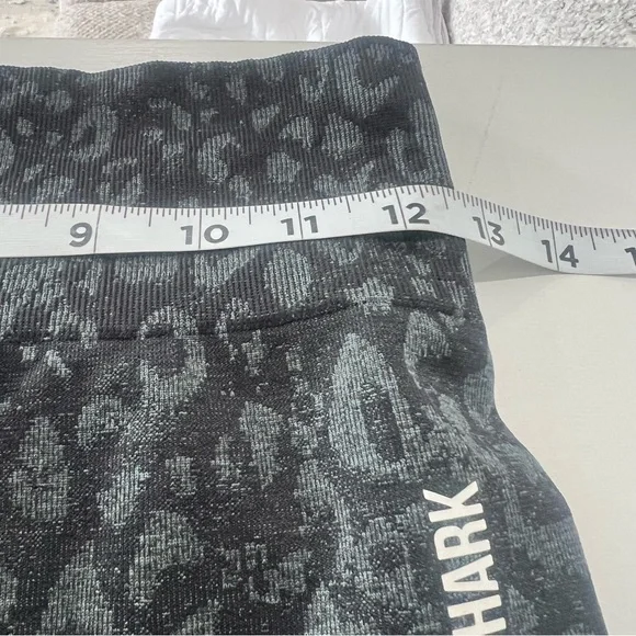 Gym Shark Women's Black Gray Animal Print Compression Leggings Size Medium - Picture 7 of 7